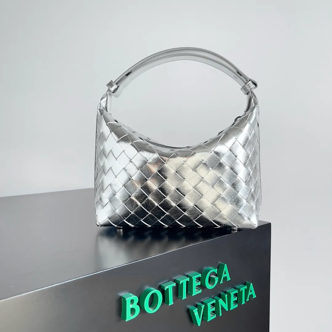 Batch 1360 It is predicted that BV Bottega’s lunch bag will be popular again this year. The entire bag is made of top nappa lambskin, which is very soft and lightweight. It also uses the intrecciato weaving process that the two founders spent several months developing from the beginning of the brand. It is completely hand-woven by Italian craftsmen. It perfectly reflects the craftsmanship of Bottega. The entire bag shape is also a very practical and popular lunch box bag type. The slightly curved arc of the bag mouth can also better fit our wrists. Style number: 754443 Size: 22*13*9